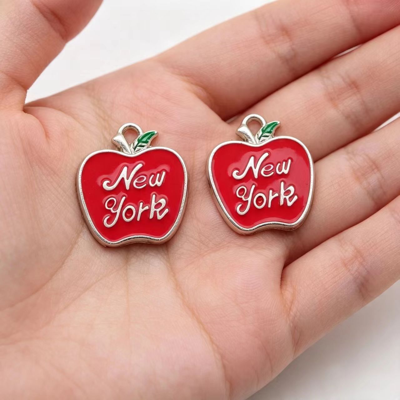 Jewelry Making York - 10個入りエナメルアップルニューヨークチャームペンダント、赤いリンゴニューヨーク文字チャーム、DIYブレスレットネックレスジュエリー製作アクセサリー用